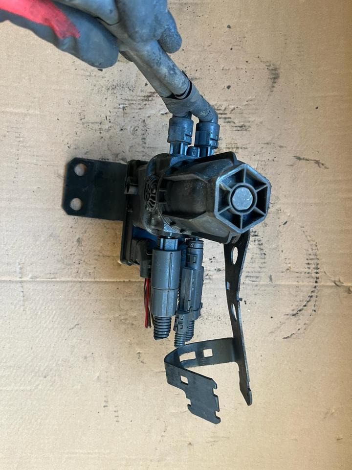 Mercedes Actros MP4 AdBlue Pumpe A0001403978 - Fuel pump for Truck: picture 3 Mercedes Actros MP4 AdBlue Pumpe A0001403978 - Fuel pump for Truck: picture 3