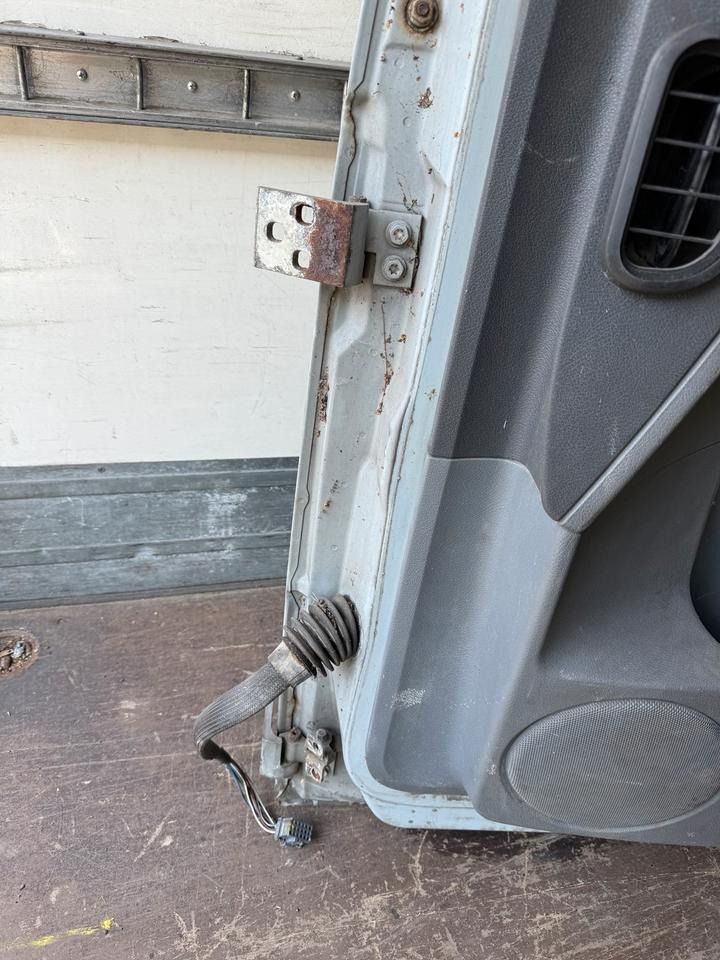 Mercedes Atego 2 Beifahrertür Grau Spiegel Innenverkleidung LN 70 - Door and parts for Truck: picture 5 Mercedes Atego 2 Beifahrertür Grau Spiegel Innenverkleidung LN 70 - Door and parts for Truck: picture 5