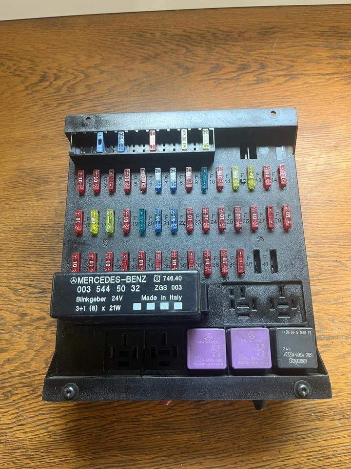 Mercedes Atego Sicherungskasten (Zentralelektrik) A0015433615 - Fuse for Truck: picture 2 Mercedes Atego Sicherungskasten (Zentralelektrik) A0015433615 - Fuse for Truck: picture 2