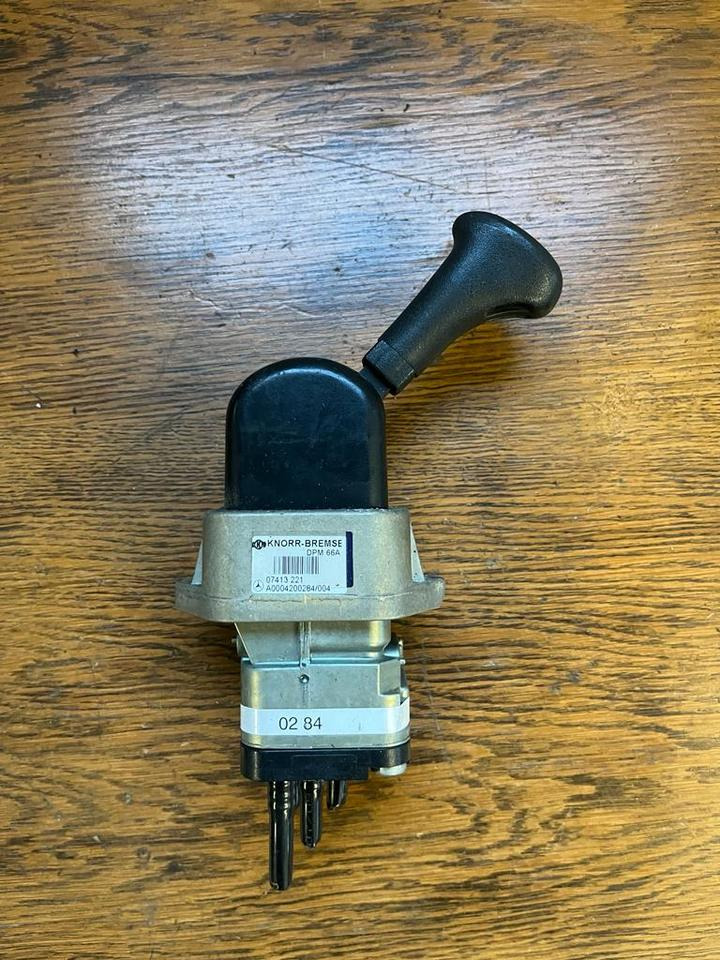 Mercedes  Bremsventil Feststellbremse Handbremsventil A0004200284 - Brake valve for Truck: picture 1 Mercedes  Bremsventil Feststellbremse Handbremsventil A0004200284 - Brake valve for Truck: picture 1