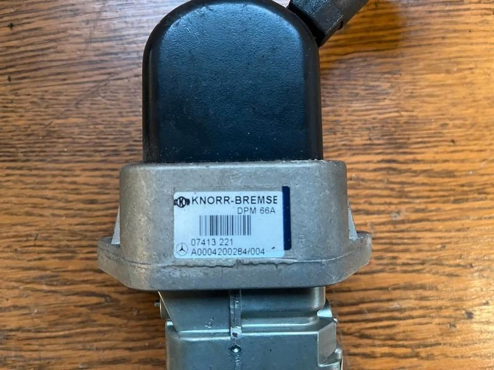 Mercedes  Bremsventil Feststellbremse Handbremsventil A0004200284 - Brake valve for Truck: picture 2 Mercedes  Bremsventil Feststellbremse Handbremsventil A0004200284 - Brake valve for Truck: picture 2