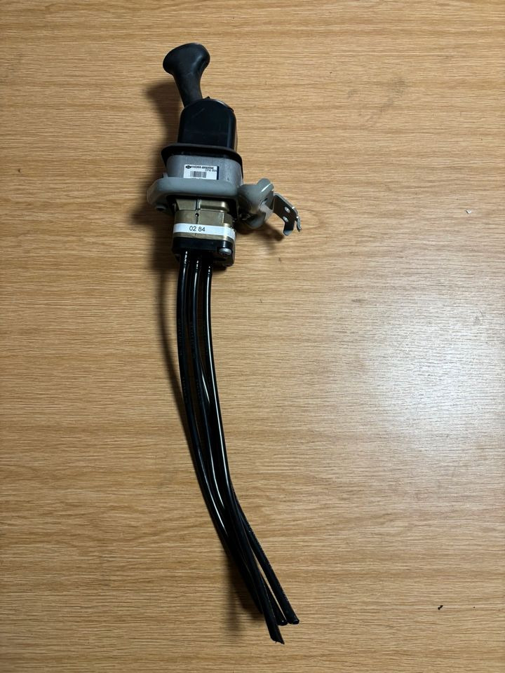 Mercedes KNORR-BREMSE Bremsventil Handbremsventil A0004200284 - Brake valve for Truck: picture 1 Mercedes KNORR-BREMSE Bremsventil Handbremsventil A0004200284 - Brake valve for Truck: picture 1