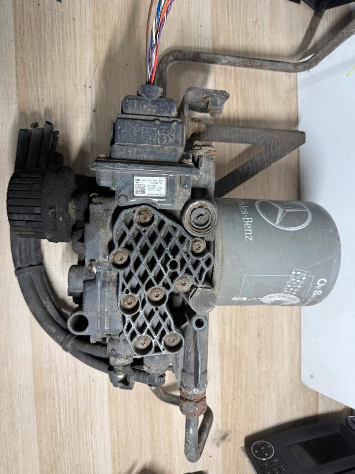 Mercedes KNORR-BREMSE Lufttrockner A0014461764 K102143 - Brake accessory for Truck: picture 3 Mercedes KNORR-BREMSE Lufttrockner A0014461764 K102143 - Brake accessory for Truck: picture 3