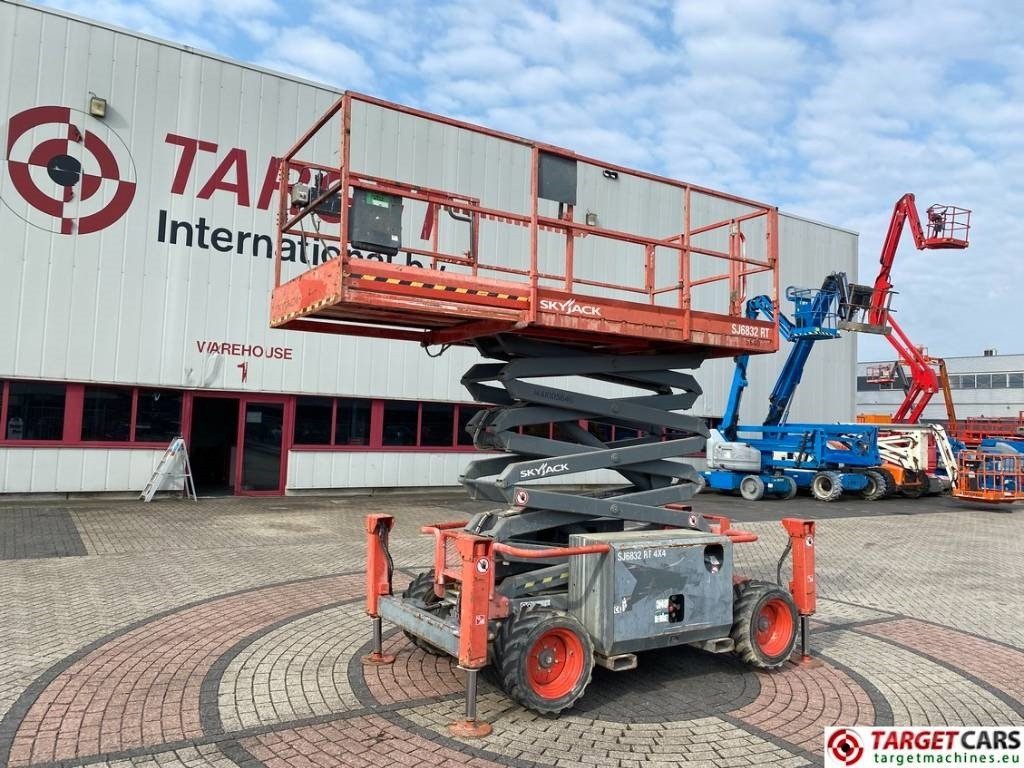 Scissor lift SkyJack SJ6832 RT Diesel 4x4 Scissor Work Lift 1180cm: picture 24