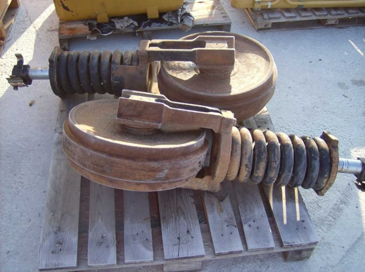 Caterpillar 317 NVA N. 2 RUOTE GUIDA E TENSORI - Undercarriage parts for Construction machinery: picture 1 Caterpillar 317 NVA N. 2 RUOTE GUIDA E TENSORI - Undercarriage parts for Construction machinery: picture 1