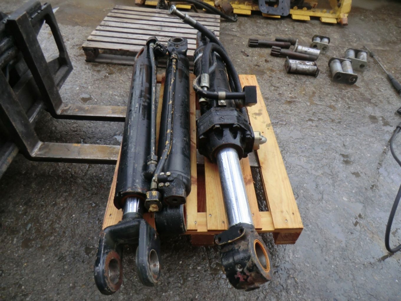 Caterpillar 963D Cilindro sollevamento destro - Hydraulic cylinder for Construction machinery: picture 1 Caterpillar 963D Cilindro sollevamento destro - Hydraulic cylinder for Construction machinery: picture 1