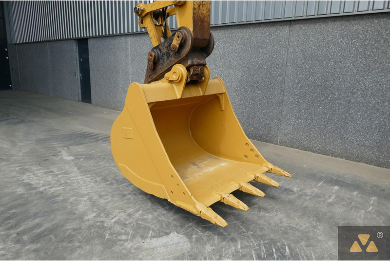 Crawler excavator Caterpillar 320FL: picture 6