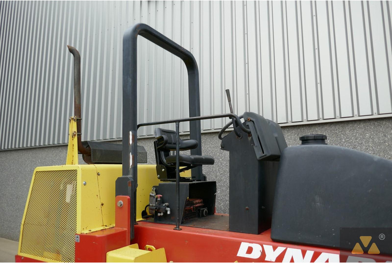 Pneumatic roller Dynapac CP142: picture 9