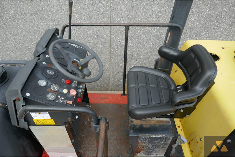 Pneumatic roller Dynapac CP142: picture 7