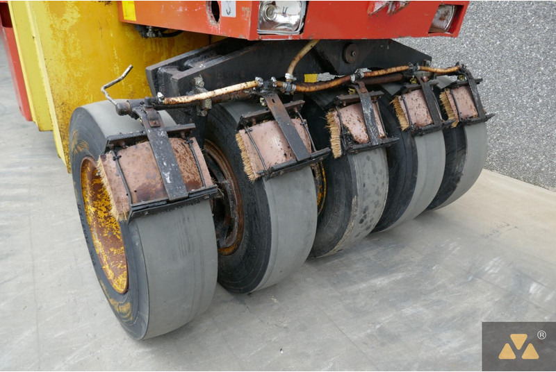 Pneumatic roller Dynapac CP142: picture 13