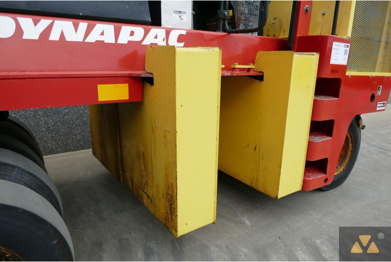 Pneumatic roller Dynapac CP142: picture 18