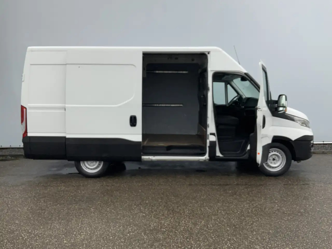 Iveco Daily 35S13V 2.3 352 H2 L3 Airco 3 Zits Opstap Euro 5 - Panel van: picture 4 Iveco Daily 35S13V 2.3 352 H2 L3 Airco 3 Zits Opstap Euro 5 - Panel van: picture 4