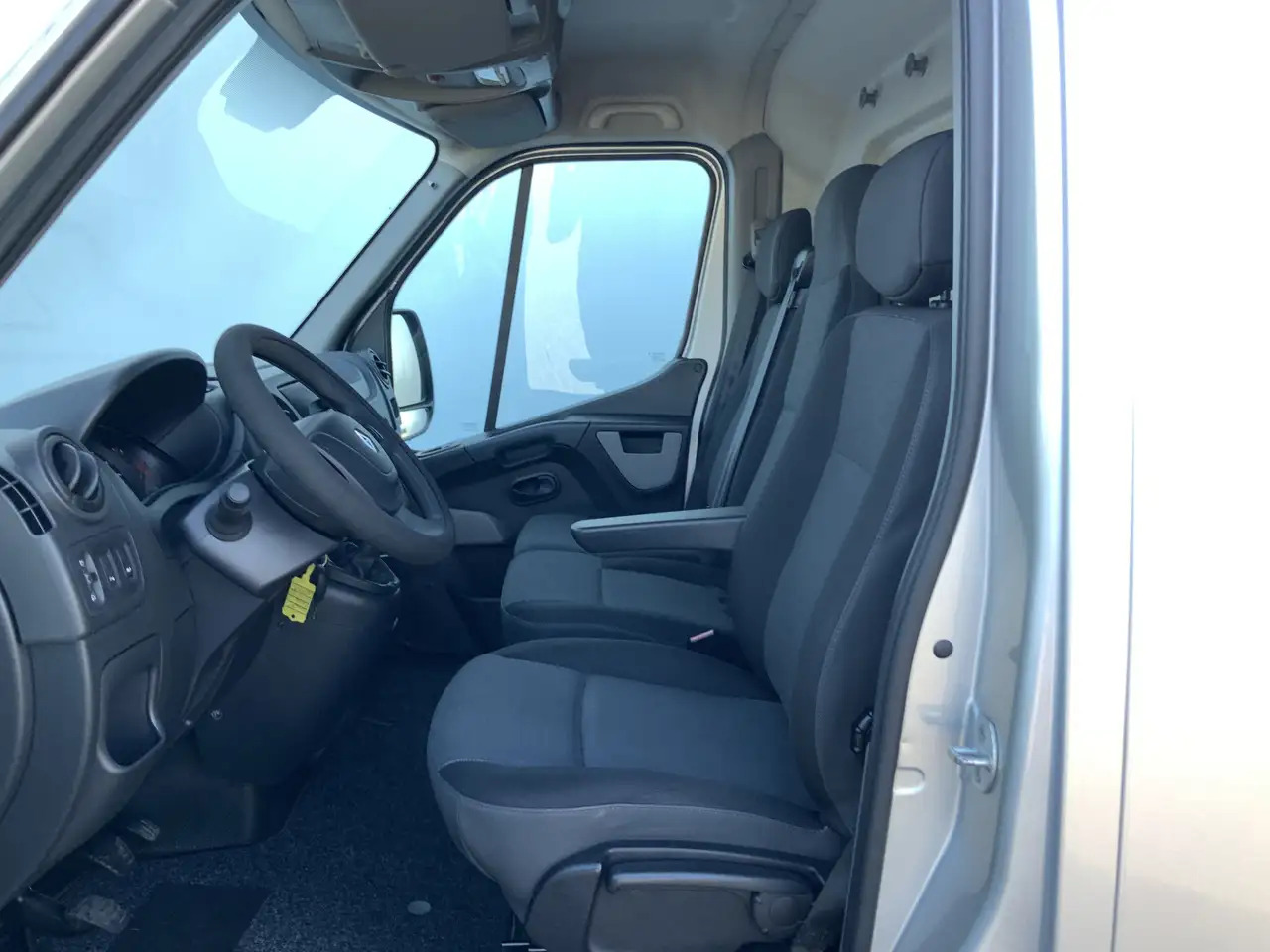 Renault Master T33 2.3 dCi L1H1Airco Cruise 3 Zits Trekhaak 2500 - Panel van: picture 4 Renault Master T33 2.3 dCi L1H1Airco Cruise 3 Zits Trekhaak 2500 - Panel van: picture 4