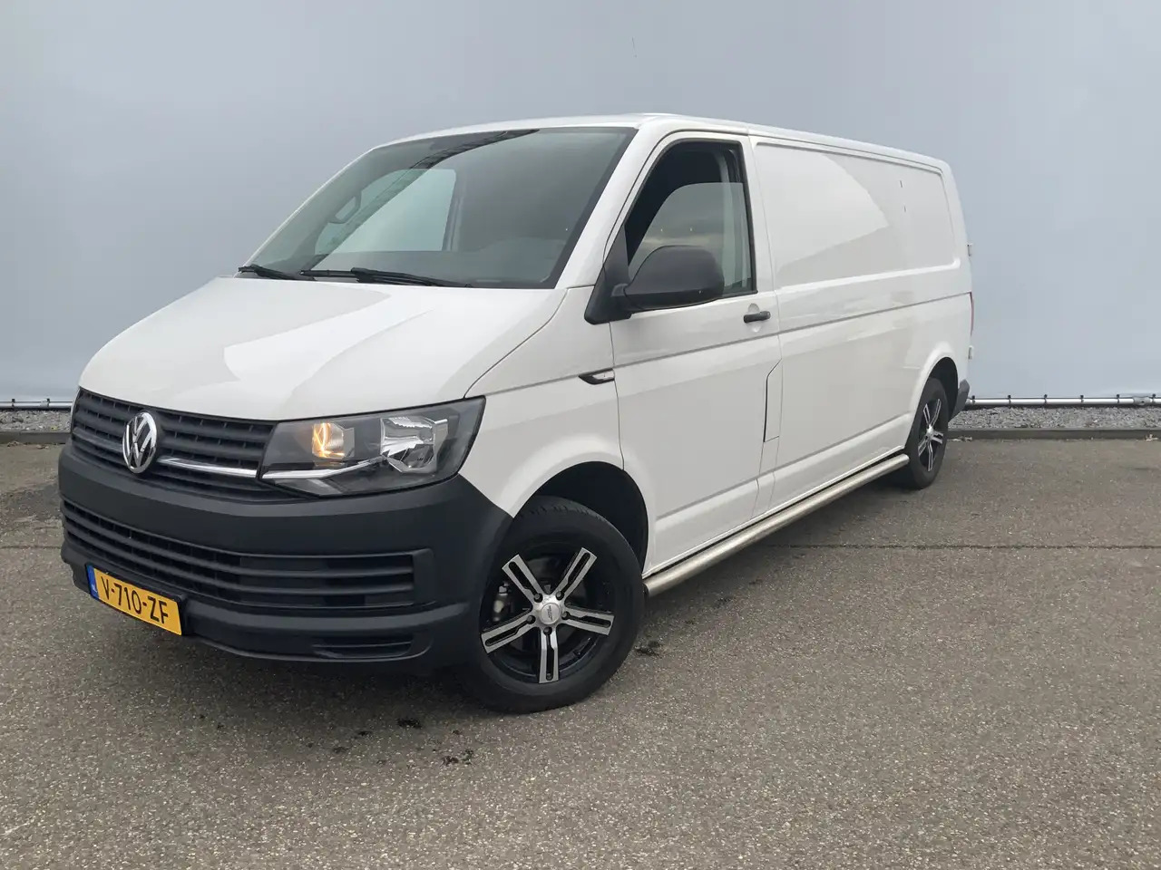 Volkswagen T6 Transporter 2.0 TDI L2H1 Airco Navi 3 Zits Alu Velg Euro 6 - Panel van: picture 1 Volkswagen T6 Transporter 2.0 TDI L2H1 Airco Navi 3 Zits Alu Velg Euro 6 - Panel van: picture 1