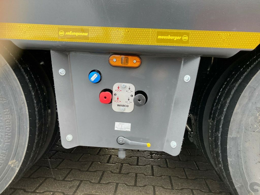 Meusburger 1+3-Achs-Tiefbett-Kombination mit Halbachsen - Low loader semi-trailer: picture 5 Meusburger 1+3-Achs-Tiefbett-Kombination mit Halbachsen - Low loader semi-trailer: picture 5
