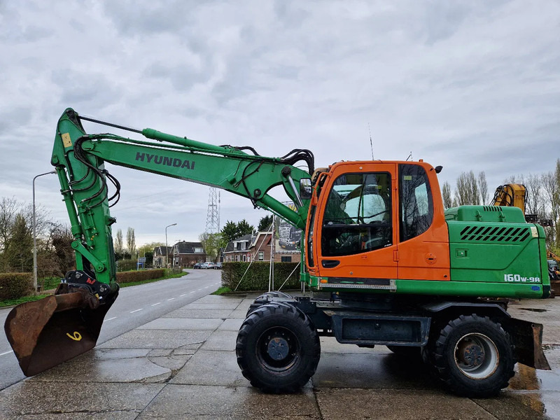 Hyundai Robex 160W-9A met 6-cilinder Cummins motor - Wheel excavator: picture 1 Hyundai Robex 160W-9A met 6-cilinder Cummins motor - Wheel excavator: picture 1