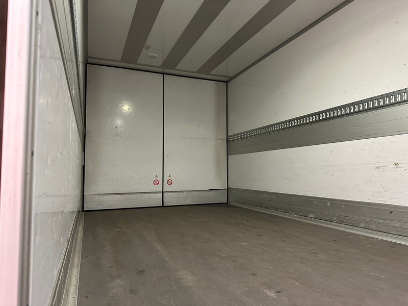 Refrigerator truck Renault D12.210: picture 12
