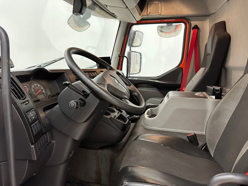 Refrigerator truck Renault D12.210: picture 8