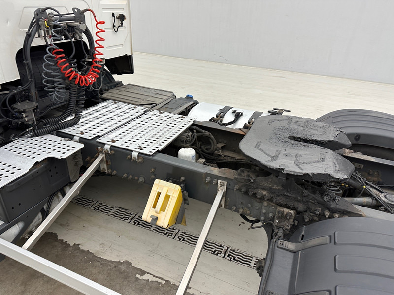 Tractor unit Volvo FM 450: picture 8