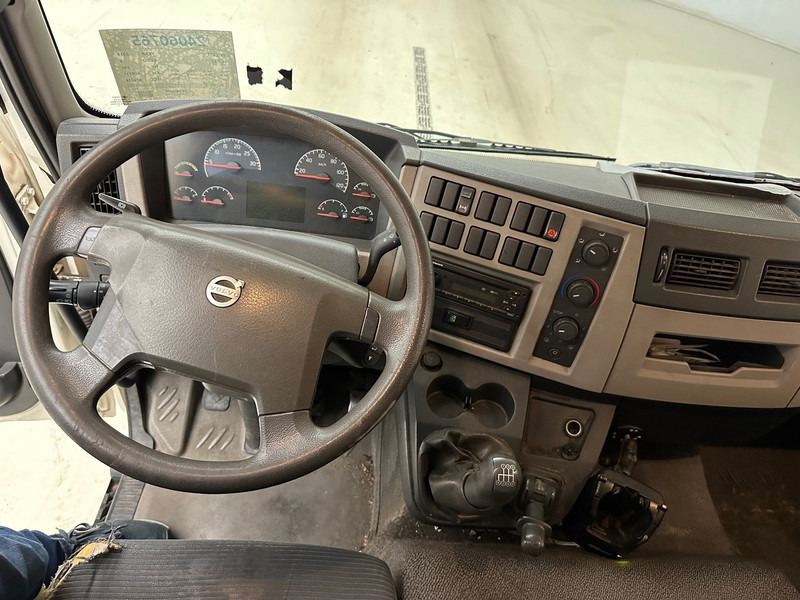 Interior photo 2: Box truck Volvo FL 240 Interior photo 2: Box truck Volvo FL 240