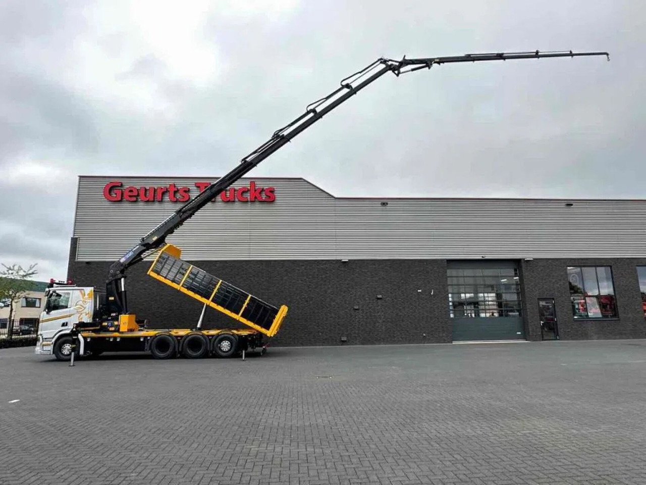 Scania R530 V8 NGS 8X4 TRIDEM MET HYVA 2Z KIPPER + HMF - Tipper, Crane truck: picture 1 Scania R530 V8 NGS 8X4 TRIDEM MET HYVA 2Z KIPPER + HMF - Tipper, Crane truck: picture 1