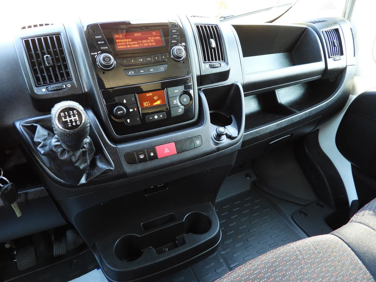 Combi van CITROEN JUMPER STAKE BODY DOUBLE CABIN DOKA 7 SEATS PNEUMATICS AIR CONDITIONING 140HP: picture 29 Combi van CITROEN JUMPER STAKE BODY DOUBLE CABIN DOKA 7 SEATS PNEUMATICS AIR CONDITIONING 140HP: picture 29