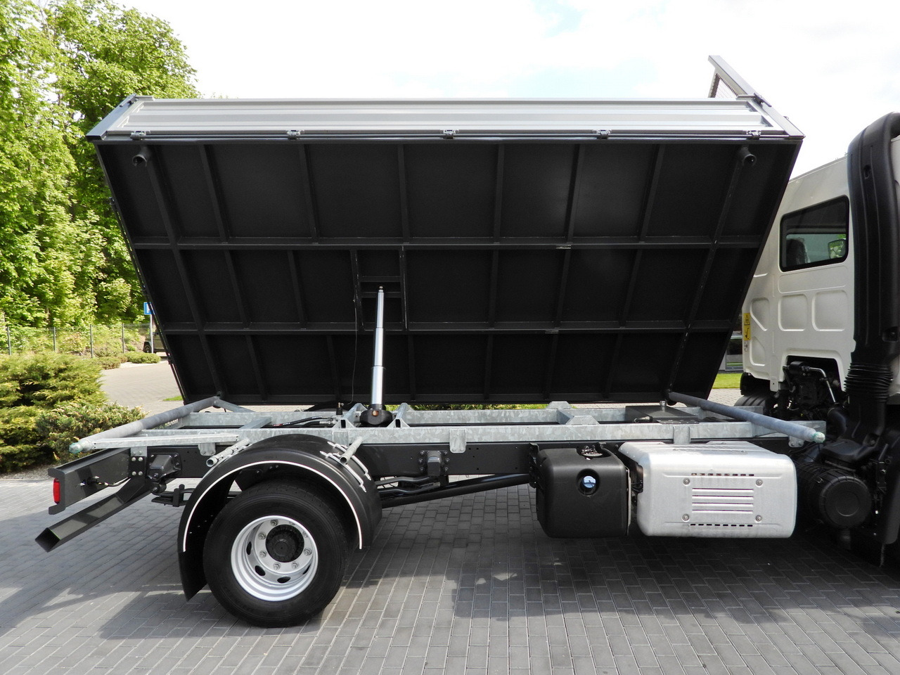 Tipper van DAF LF 180 THREE-WAY TIPPER CRUISE CONTROL LED LIGHTS AUTOMATIC TRANSMISSION  TWIN WHEELS AIR CONDITIONING  180HP: picture 23