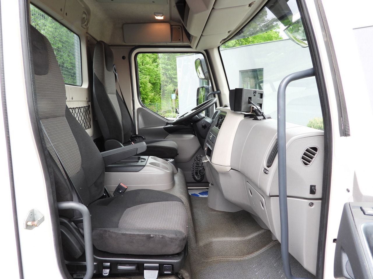 Tipper van DAF LF 180 THREE-WAY TIPPER CRUISE CONTROL LED LIGHTS AUTOMATIC TRANSMISSION  TWIN WHEELS AIR CONDITIONING  180HP: picture 47
