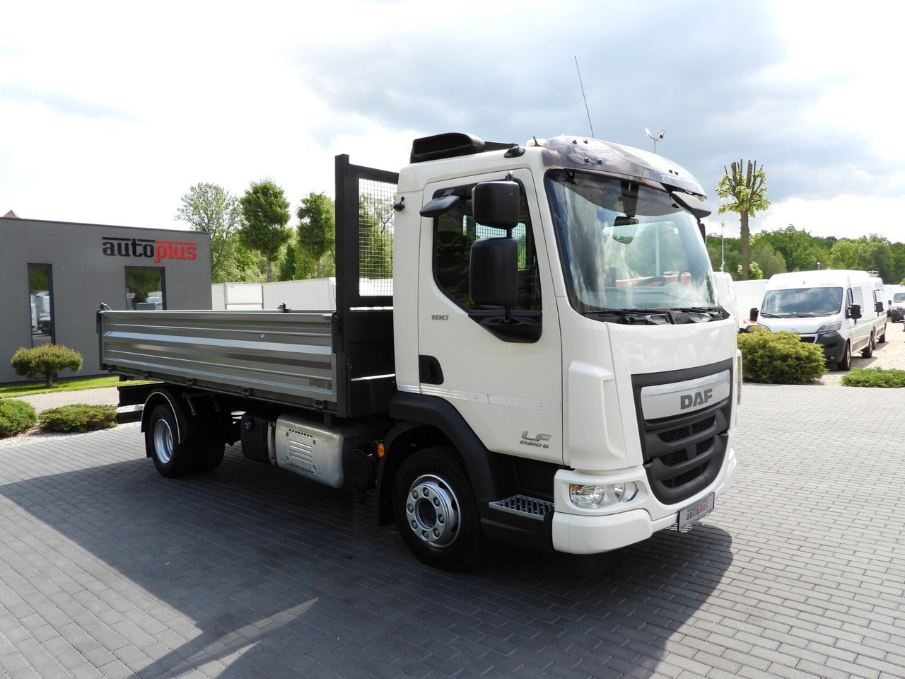DAF LF 180 THREE-WAY TIPPER CRUISE CONTROL LED LIGHTS AUTOMATIC TRANSMISSION TWIN WHEELS AIR CONDITIONING 180HP - Tipper: picture 4 DAF LF 180 THREE-WAY TIPPER CRUISE CONTROL LED LIGHTS AUTOMATIC TRANSMISSION TWIN WHEELS AIR CONDITIONING 180HP - Tipper: picture 4