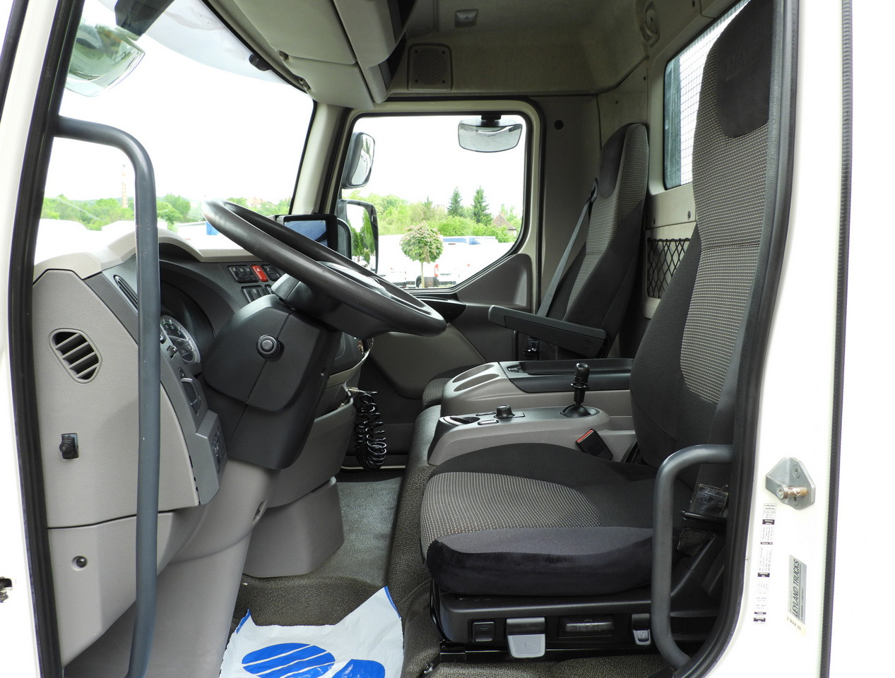 Tipper van DAF LF 180 THREE-WAY TIPPER CRUISE CONTROL LED LIGHTS AUTOMATIC TRANSMISSION  TWIN WHEELS AIR CONDITIONING  180HP: picture 31
