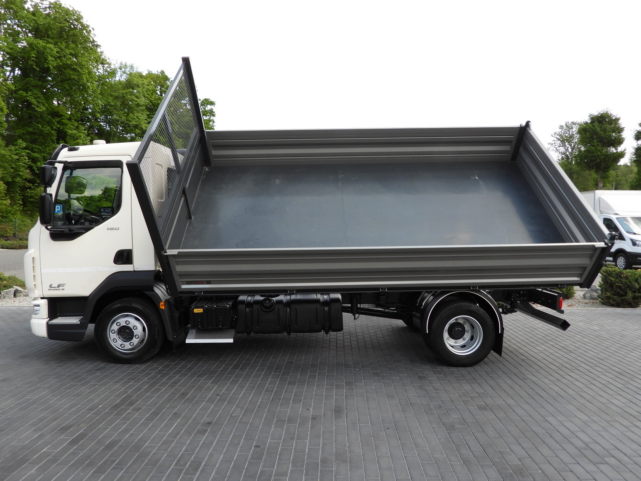 Tipper van DAF LF 180 THREE-WAY TIPPER CRUISE CONTROL LED LIGHTS AUTOMATIC TRANSMISSION  TWIN WHEELS AIR CONDITIONING  180HP: picture 9