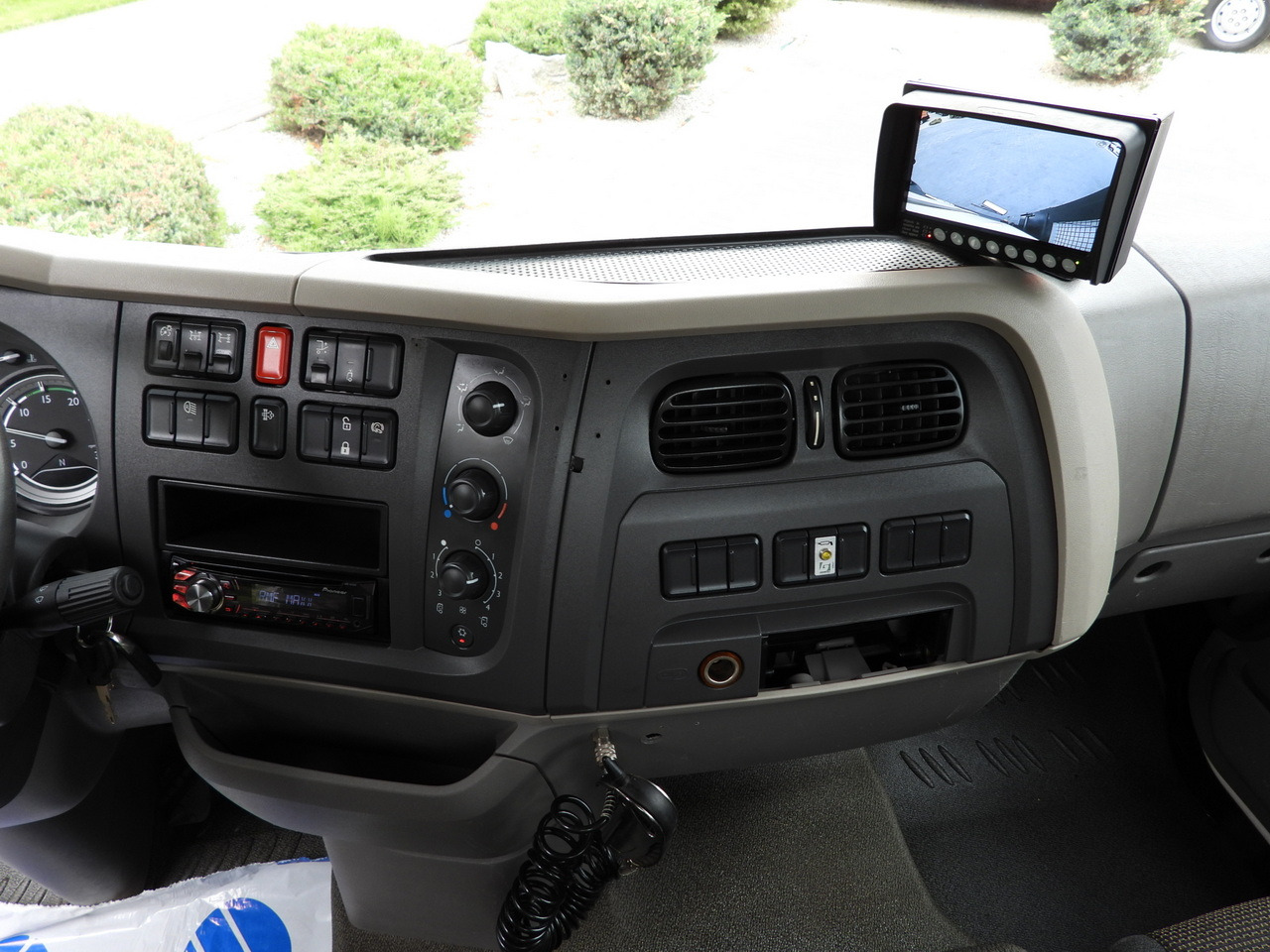Tipper van DAF LF 180 THREE-WAY TIPPER CRUISE CONTROL LED LIGHTS AUTOMATIC TRANSMISSION  TWIN WHEELS AIR CONDITIONING  180HP: picture 39