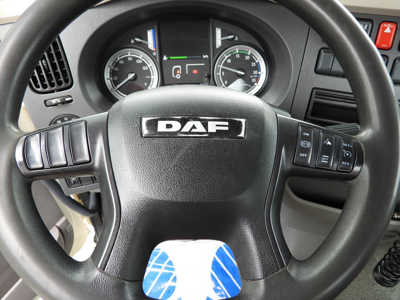 Tipper van DAF LF 180 THREE-WAY TIPPER CRUISE CONTROL LED LIGHTS AUTOMATIC TRANSMISSION  TWIN WHEELS AIR CONDITIONING  180HP: picture 37