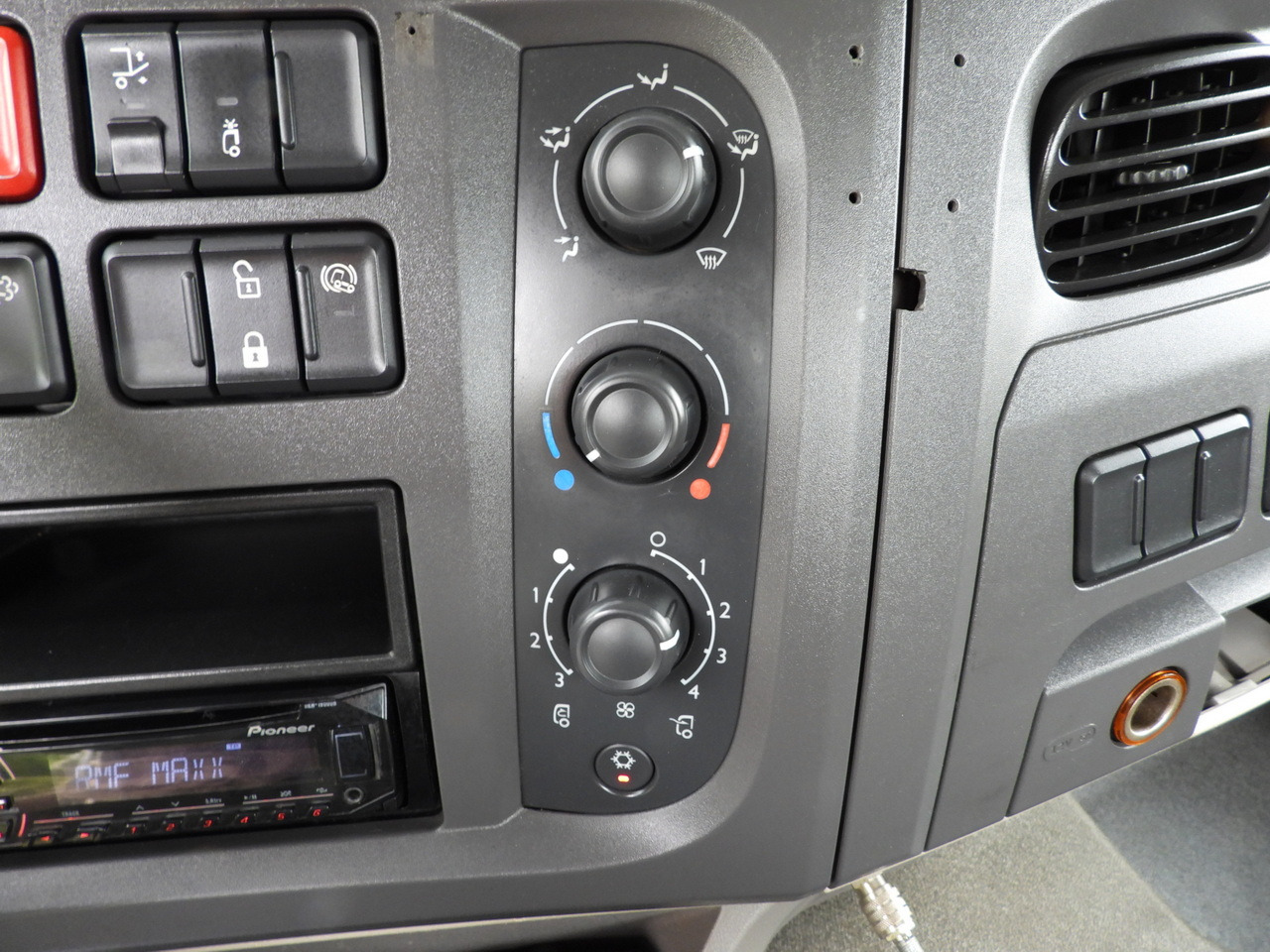 Tipper van DAF LF 180 THREE-WAY TIPPER CRUISE CONTROL LED LIGHTS AUTOMATIC TRANSMISSION  TWIN WHEELS AIR CONDITIONING  180HP: picture 43