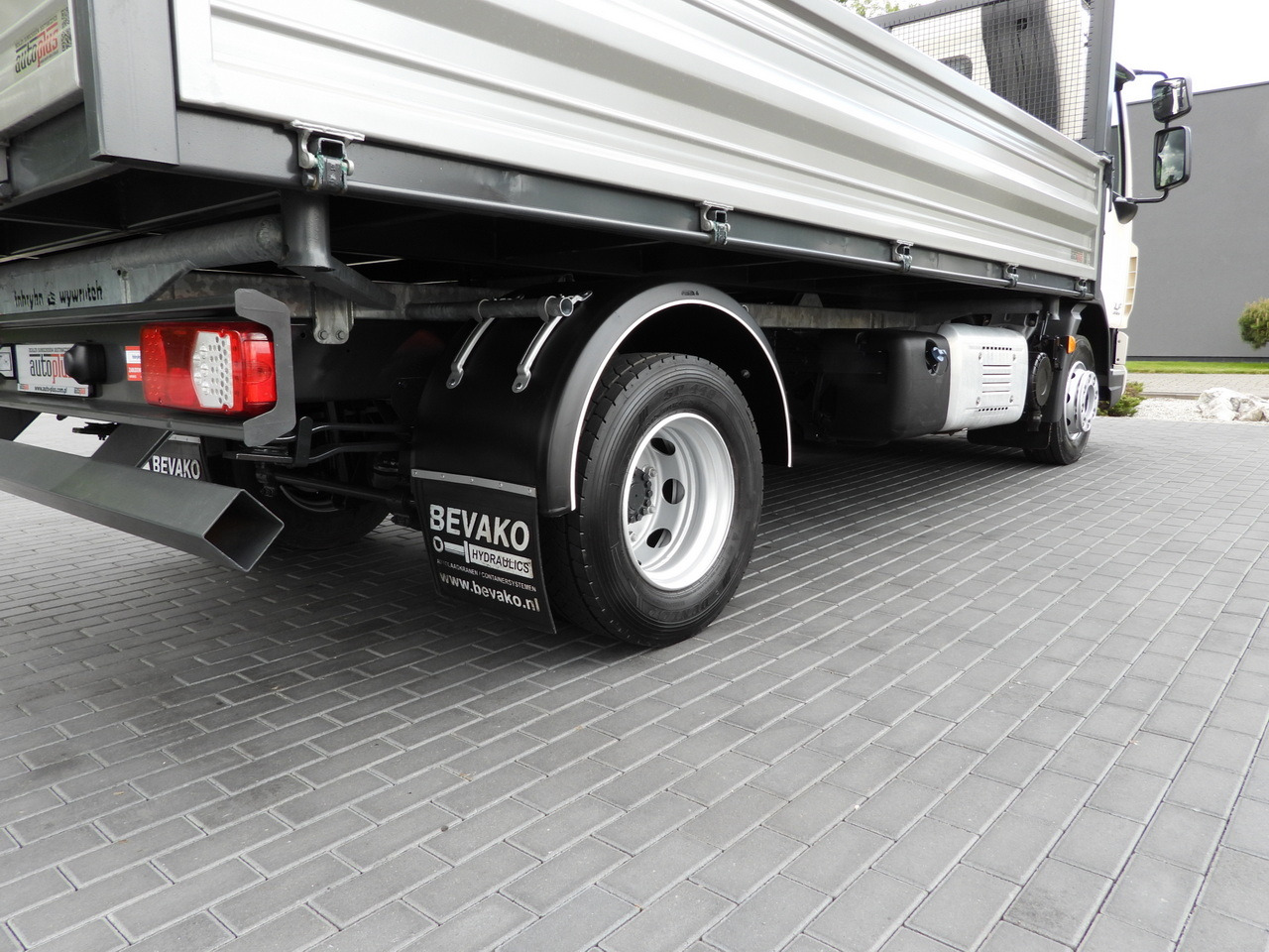 Tipper van DAF LF 180 THREE-WAY TIPPER CRUISE CONTROL LED LIGHTS AUTOMATIC TRANSMISSION  TWIN WHEELS AIR CONDITIONING  180HP: picture 19