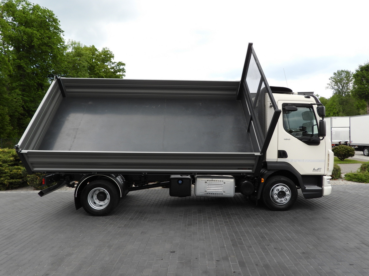 Tipper van DAF LF 180 THREE-WAY TIPPER CRUISE CONTROL LED LIGHTS AUTOMATIC TRANSMISSION  TWIN WHEELS AIR CONDITIONING  180HP: picture 8