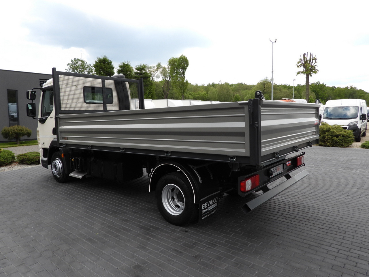 Tipper van DAF LF 180 THREE-WAY TIPPER CRUISE CONTROL LED LIGHTS AUTOMATIC TRANSMISSION  TWIN WHEELS AIR CONDITIONING  180HP: picture 11