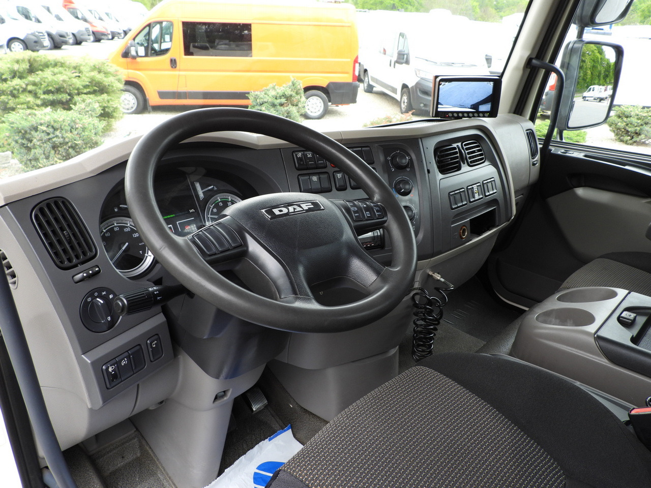 DAF LF 180 THREE-WAY TIPPER CRUISE CONTROL LED LIGHTS AUTOMATIC TRANSMISSION TWIN WHEELS AIR CONDITIONING 180HP - Tipper van: picture 2 DAF LF 180 THREE-WAY TIPPER CRUISE CONTROL LED LIGHTS AUTOMATIC TRANSMISSION TWIN WHEELS AIR CONDITIONING 180HP - Tipper van: picture 2