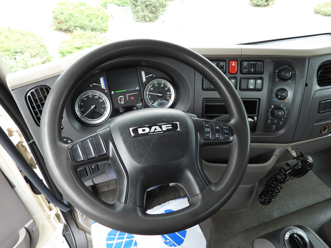 Tipper van DAF LF 180 THREE-WAY TIPPER CRUISE CONTROL LED LIGHTS AUTOMATIC TRANSMISSION  TWIN WHEELS AIR CONDITIONING  180HP: picture 36