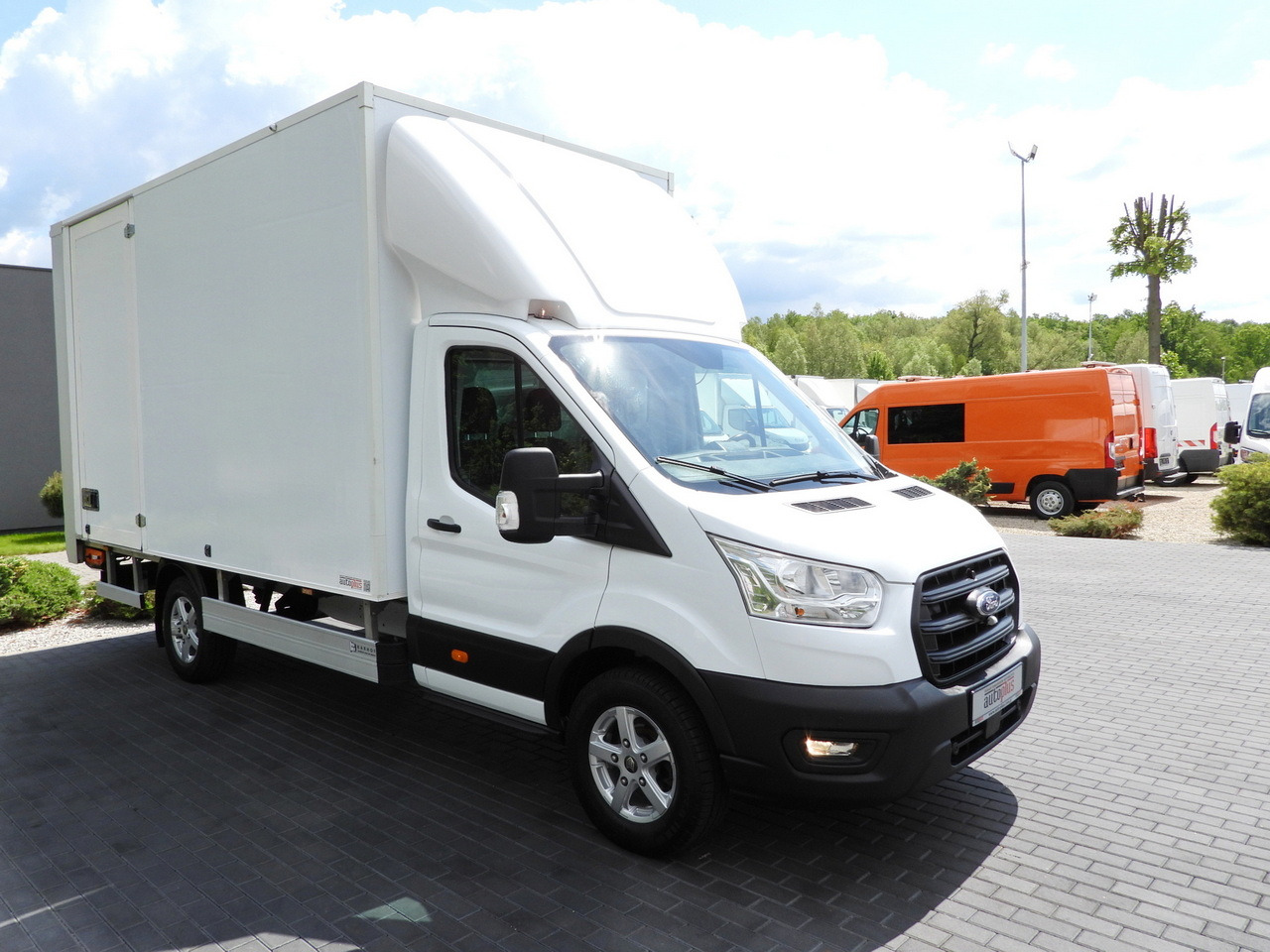 FORD TRANSIT BOX LIFT 8 PALLETS CRUISE CONTROL LED LIGHTS AIR CONDITIONING 130HP - Box van: picture 4 FORD TRANSIT BOX LIFT 8 PALLETS CRUISE CONTROL LED LIGHTS AIR CONDITIONING 130HP - Box van: picture 4
