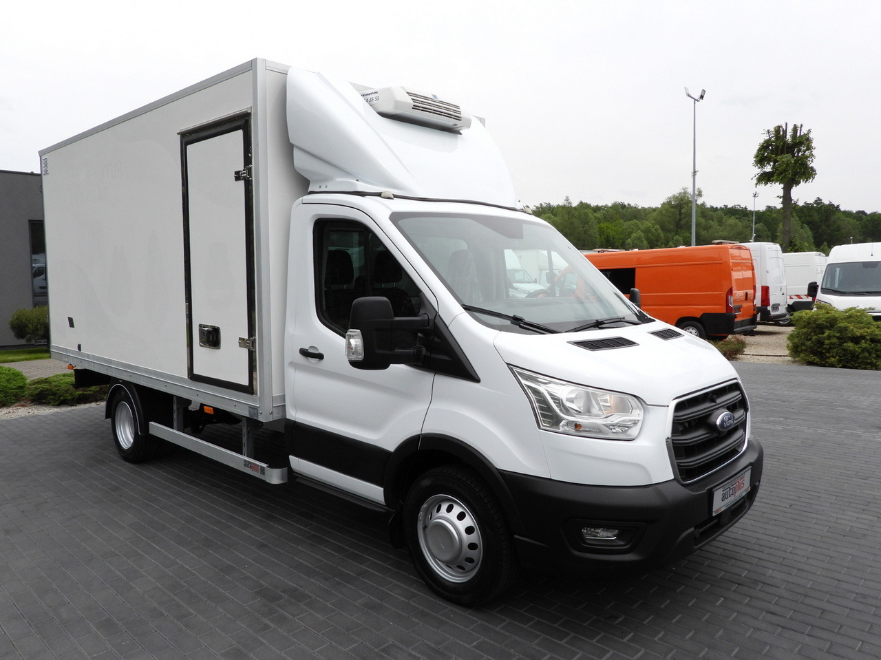 FORD TRANSIT BOX / REFRIGERATOR BOX 5*C / CRUISE CONTROL LED LIGHTS TWIN WHEELS AIR CONDITIONING 130HP - Refrigerated van: picture 4 FORD TRANSIT BOX / REFRIGERATOR BOX 5*C / CRUISE CONTROL LED LIGHTS TWIN WHEELS AIR CONDITIONING 130HP - Refrigerated van: picture 4