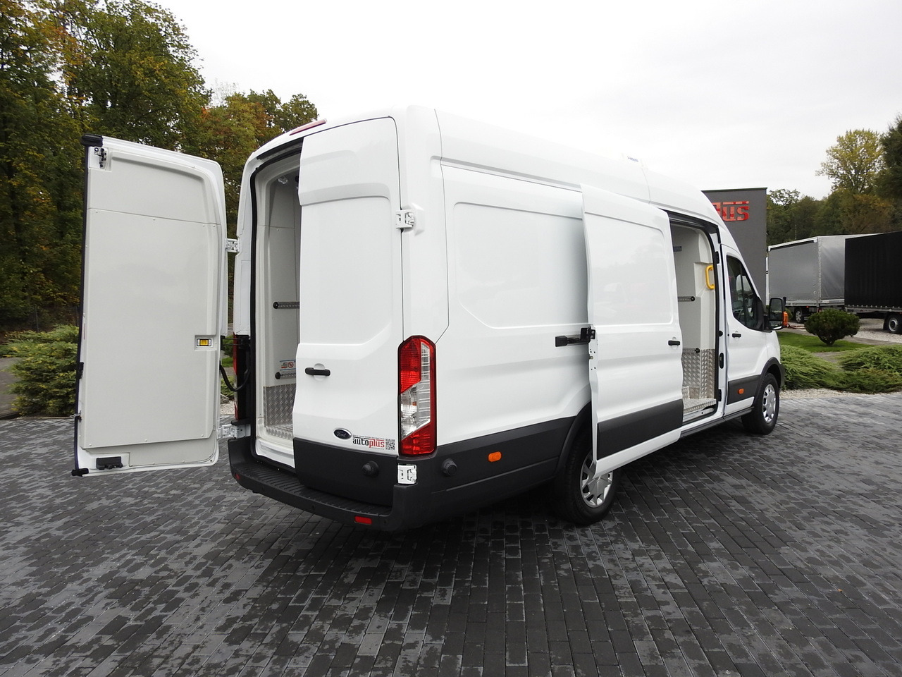 FORD TRANSIT REFRIGERATOR VAN 0*C HEATING FUNCTION POWER SUPPLY 230V CRUISE CONTROL NAVIGATION AIR CONDITIONING LED LIGHTS 130HP - Refrigerated van: picture 3 FORD TRANSIT REFRIGERATOR VAN 0*C HEATING FUNCTION POWER SUPPLY 230V CRUISE CONTROL NAVIGATION AIR CONDITIONING LED LIGHTS 130HP - Refrigerated van: picture 3