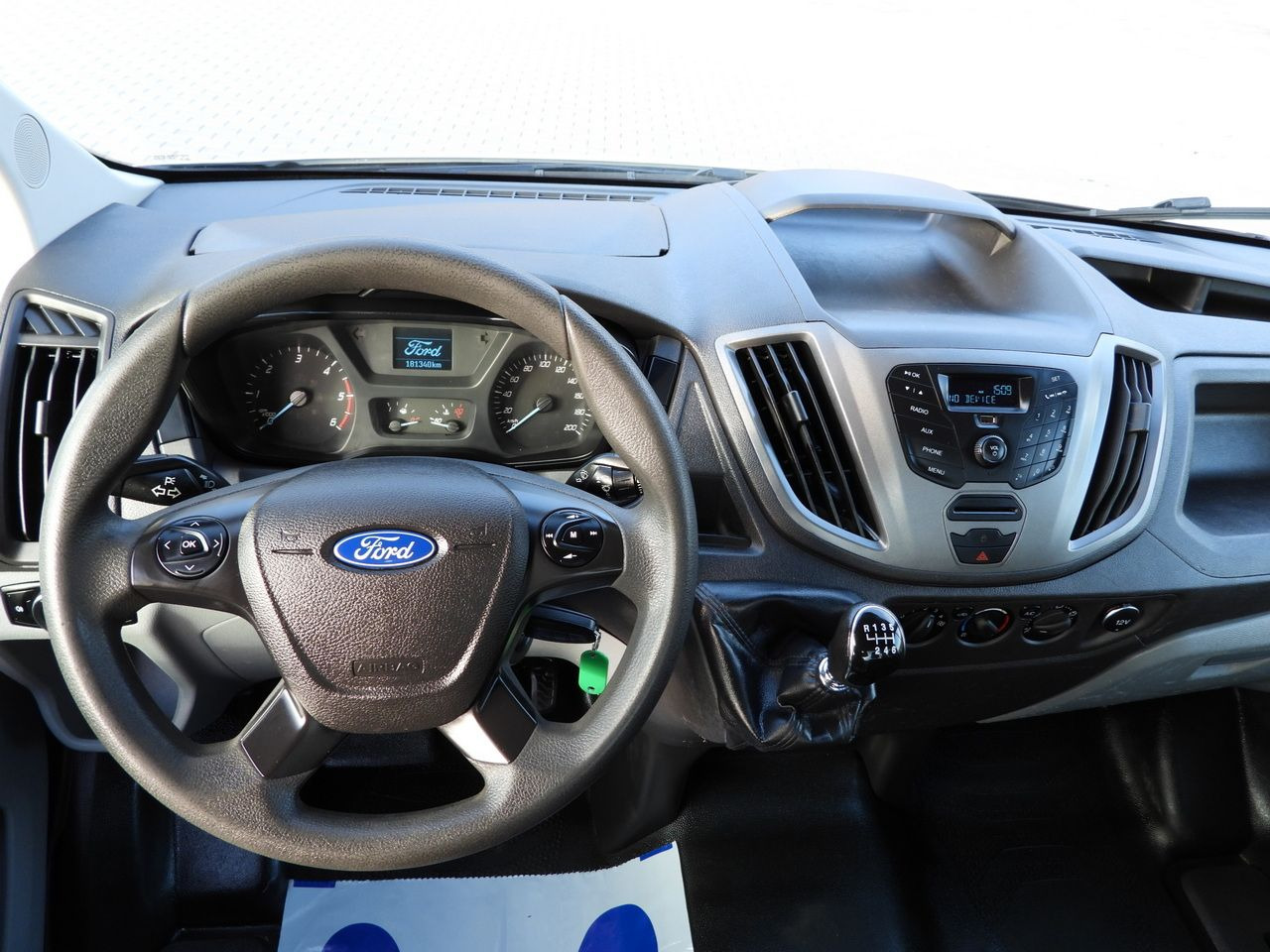 Flatbed van FORD TRANSIT STAKE BODY 8 PALLETS TWIN WHEELS AIR CONDITIONING 155HP: picture 27 Flatbed van FORD TRANSIT STAKE BODY 8 PALLETS TWIN WHEELS AIR CONDITIONING 155HP: picture 27