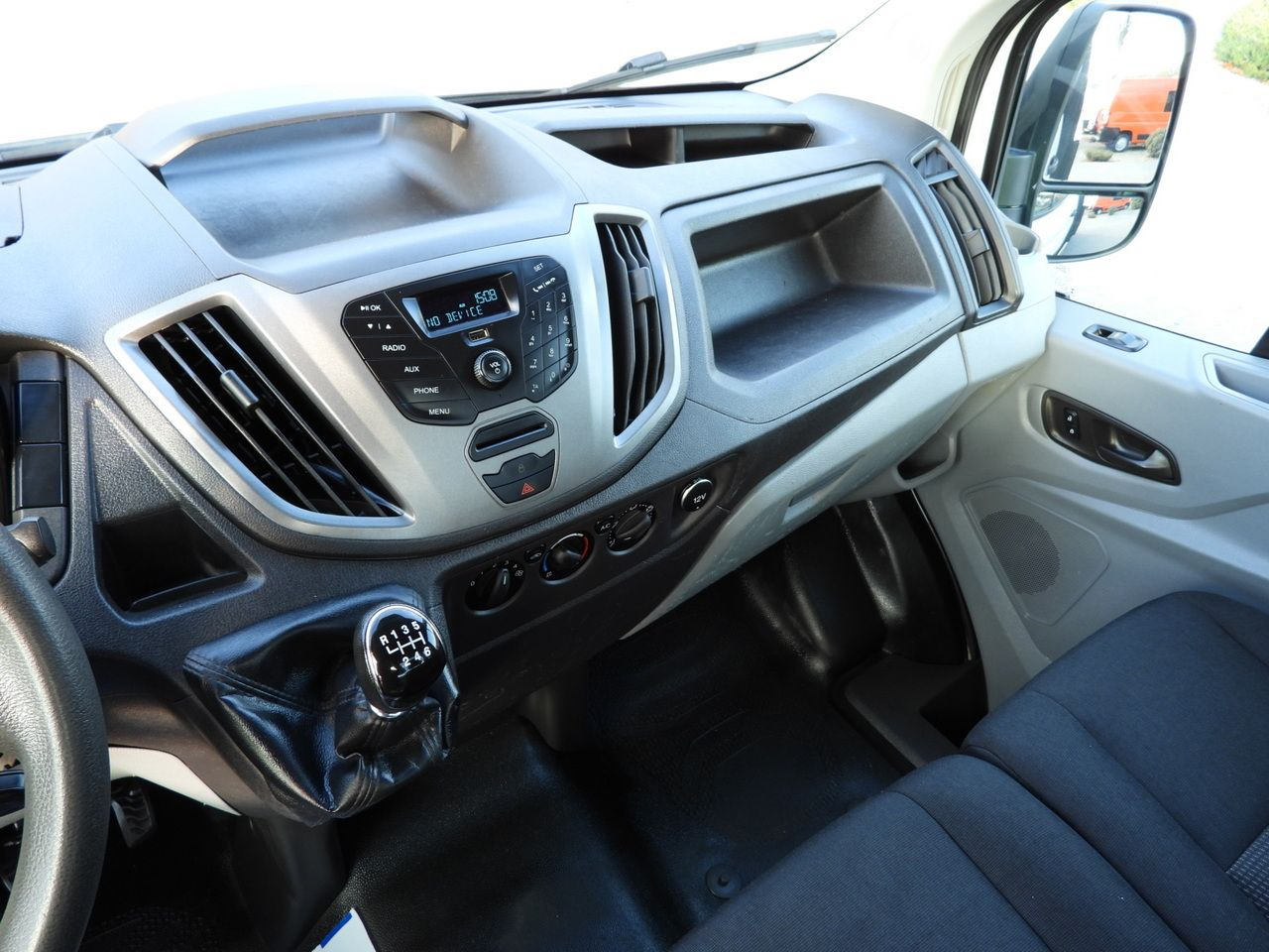 Flatbed van FORD TRANSIT STAKE BODY 8 PALLETS TWIN WHEELS AIR CONDITIONING 155HP: picture 29 Flatbed van FORD TRANSIT STAKE BODY 8 PALLETS TWIN WHEELS AIR CONDITIONING 155HP: picture 29