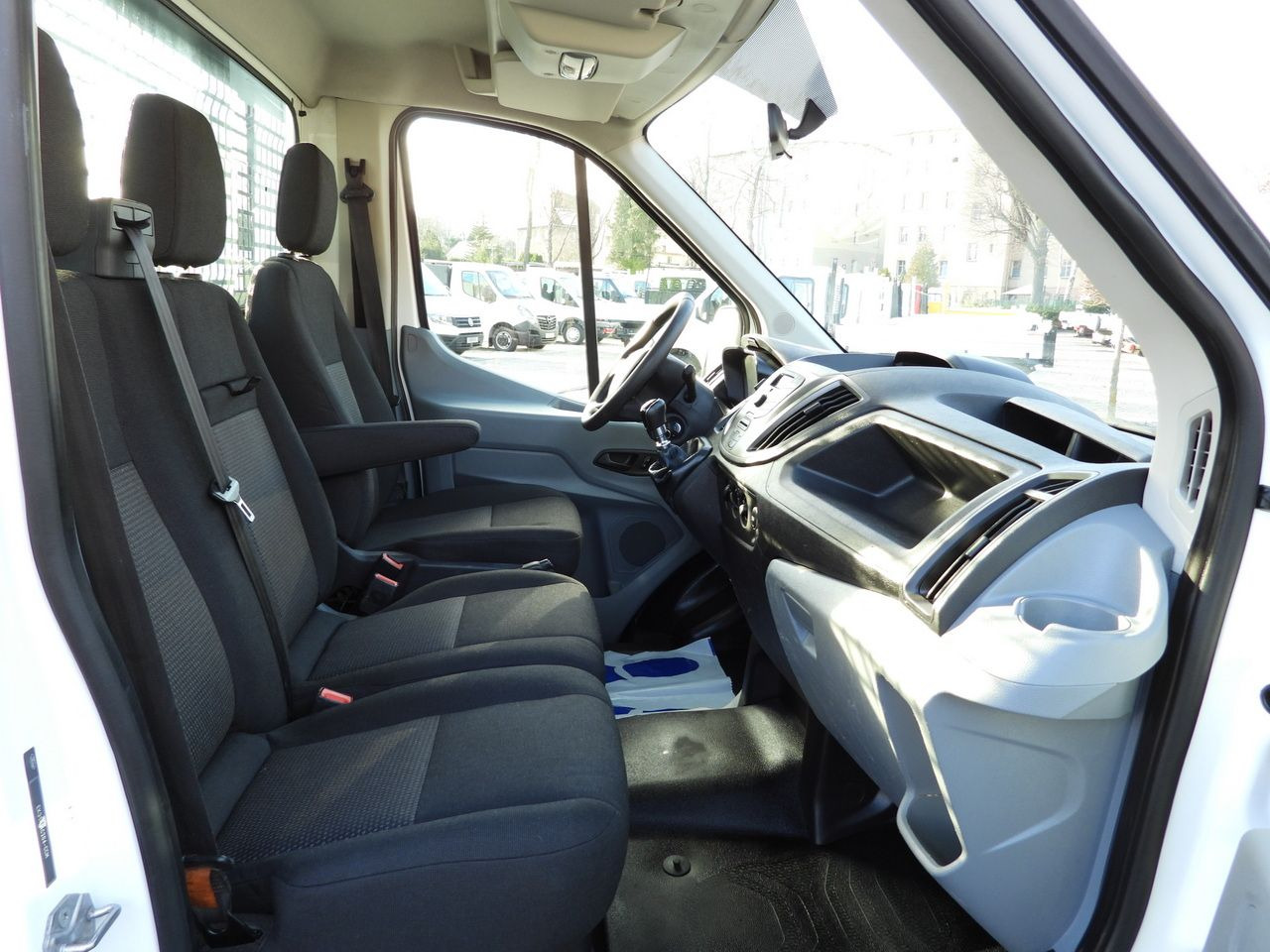 Flatbed van FORD TRANSIT STAKE BODY 8 PALLETS TWIN WHEELS AIR CONDITIONING 155HP: picture 33 Flatbed van FORD TRANSIT STAKE BODY 8 PALLETS TWIN WHEELS AIR CONDITIONING 155HP: picture 33