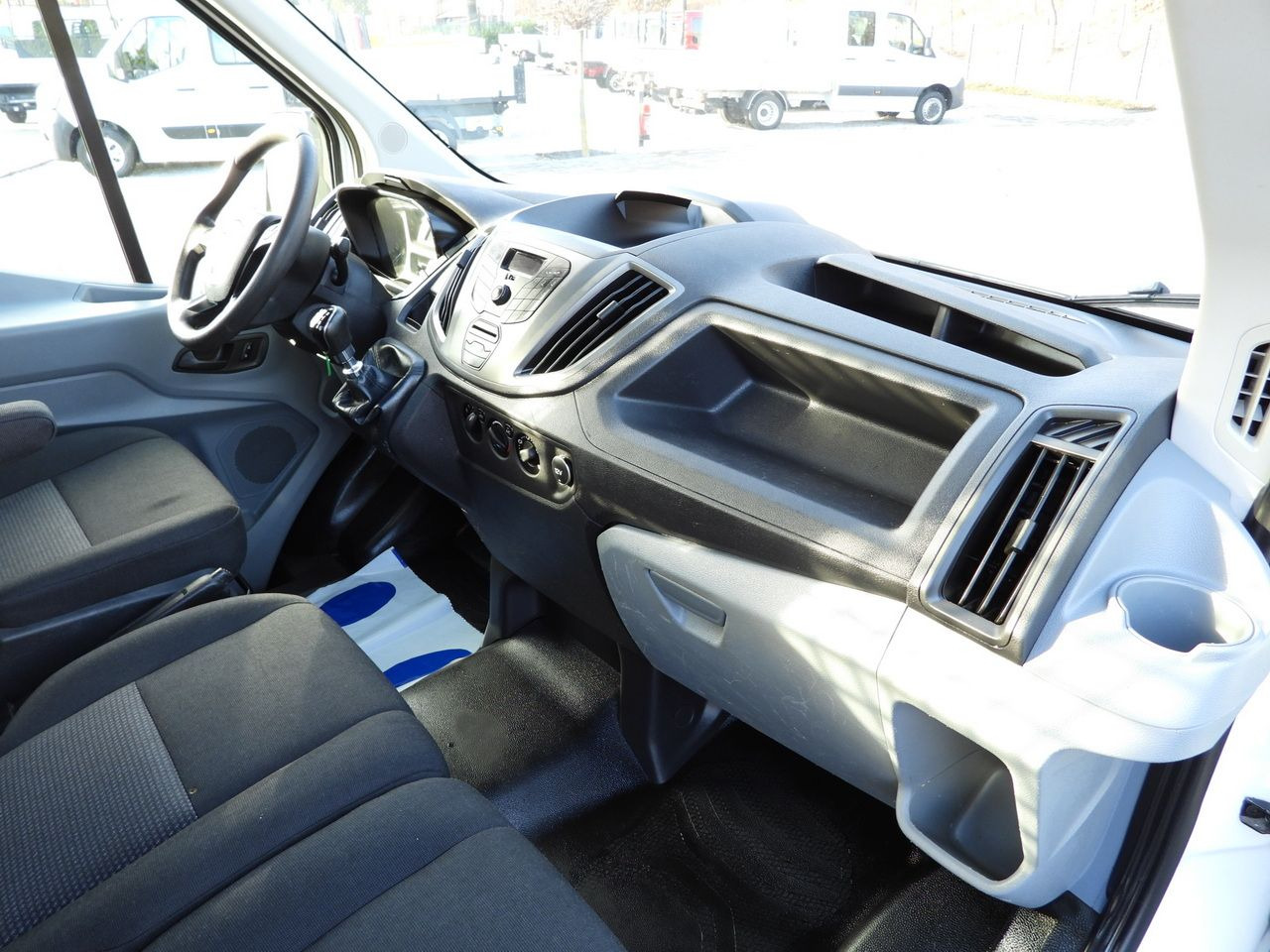 Flatbed van FORD TRANSIT STAKE BODY 8 PALLETS TWIN WHEELS AIR CONDITIONING 155HP: picture 34 Flatbed van FORD TRANSIT STAKE BODY 8 PALLETS TWIN WHEELS AIR CONDITIONING 155HP: picture 34