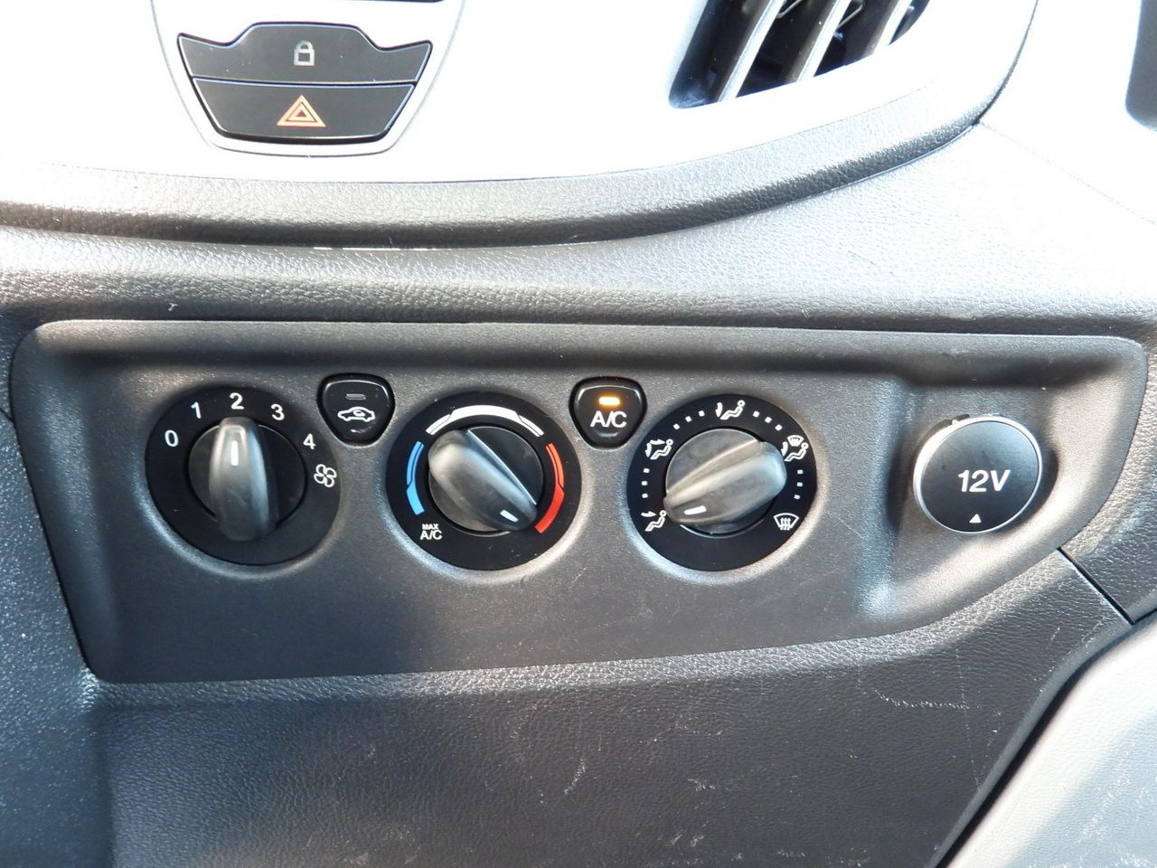 Flatbed van FORD TRANSIT STAKE BODY 8 PALLETS TWIN WHEELS AIR CONDITIONING 155HP: picture 32 Flatbed van FORD TRANSIT STAKE BODY 8 PALLETS TWIN WHEELS AIR CONDITIONING 155HP: picture 32