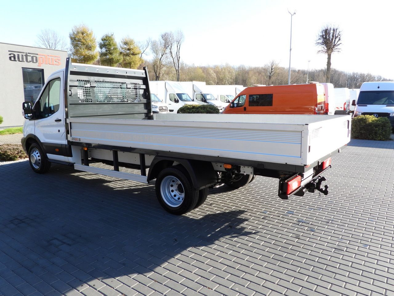 Flatbed van FORD TRANSIT STAKE BODY 8 PALLETS TWIN WHEELS AIR CONDITIONING 155HP: picture 9 Flatbed van FORD TRANSIT STAKE BODY 8 PALLETS TWIN WHEELS AIR CONDITIONING 155HP: picture 9