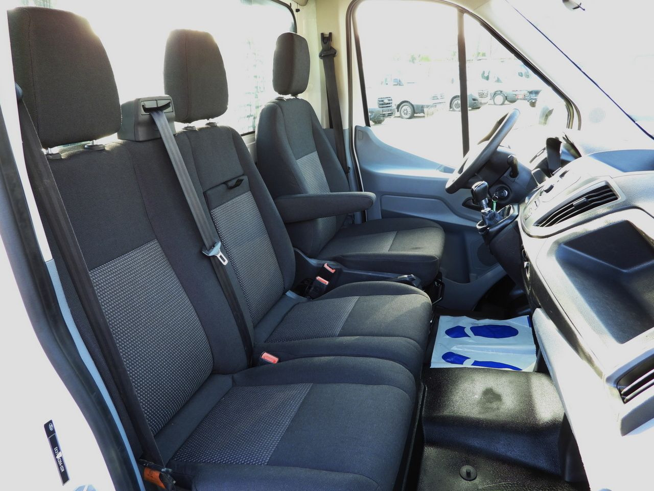 Flatbed van FORD TRANSIT STAKE BODY 8 PALLETS TWIN WHEELS AIR CONDITIONING 155HP: picture 35 Flatbed van FORD TRANSIT STAKE BODY 8 PALLETS TWIN WHEELS AIR CONDITIONING 155HP: picture 35