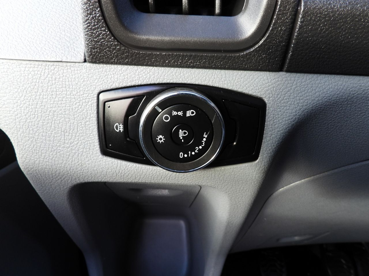 Flatbed van FORD TRANSIT STAKE BODY 8 PALLETS TWIN WHEELS AIR CONDITIONING 155HP: picture 26 Flatbed van FORD TRANSIT STAKE BODY 8 PALLETS TWIN WHEELS AIR CONDITIONING 155HP: picture 26